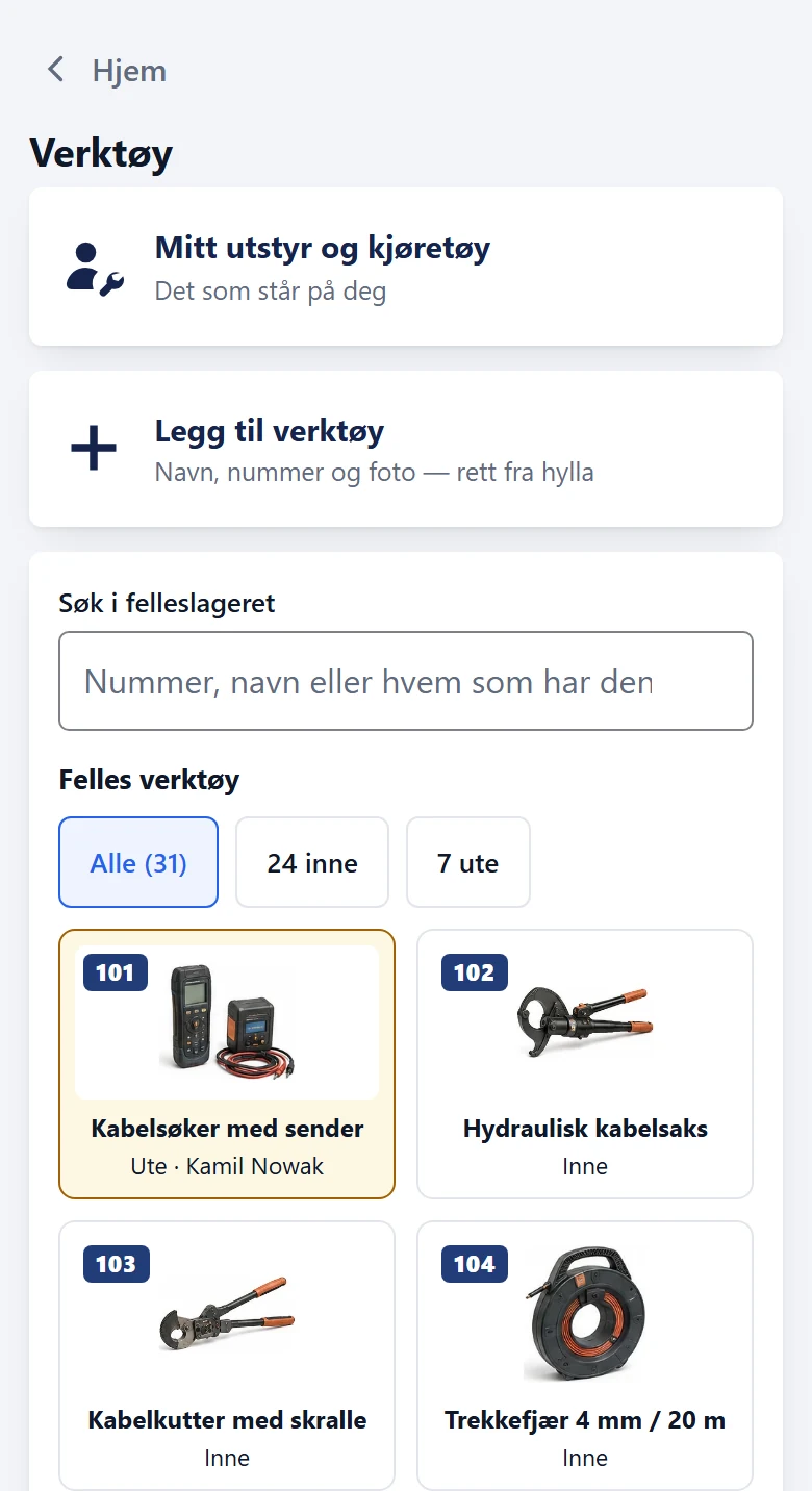 Felleslageret i appen med demodata: søkefeltet og galleriet «På lageret» med nummer, navn og status per verktøy — hvem som har hva, ute som inne
