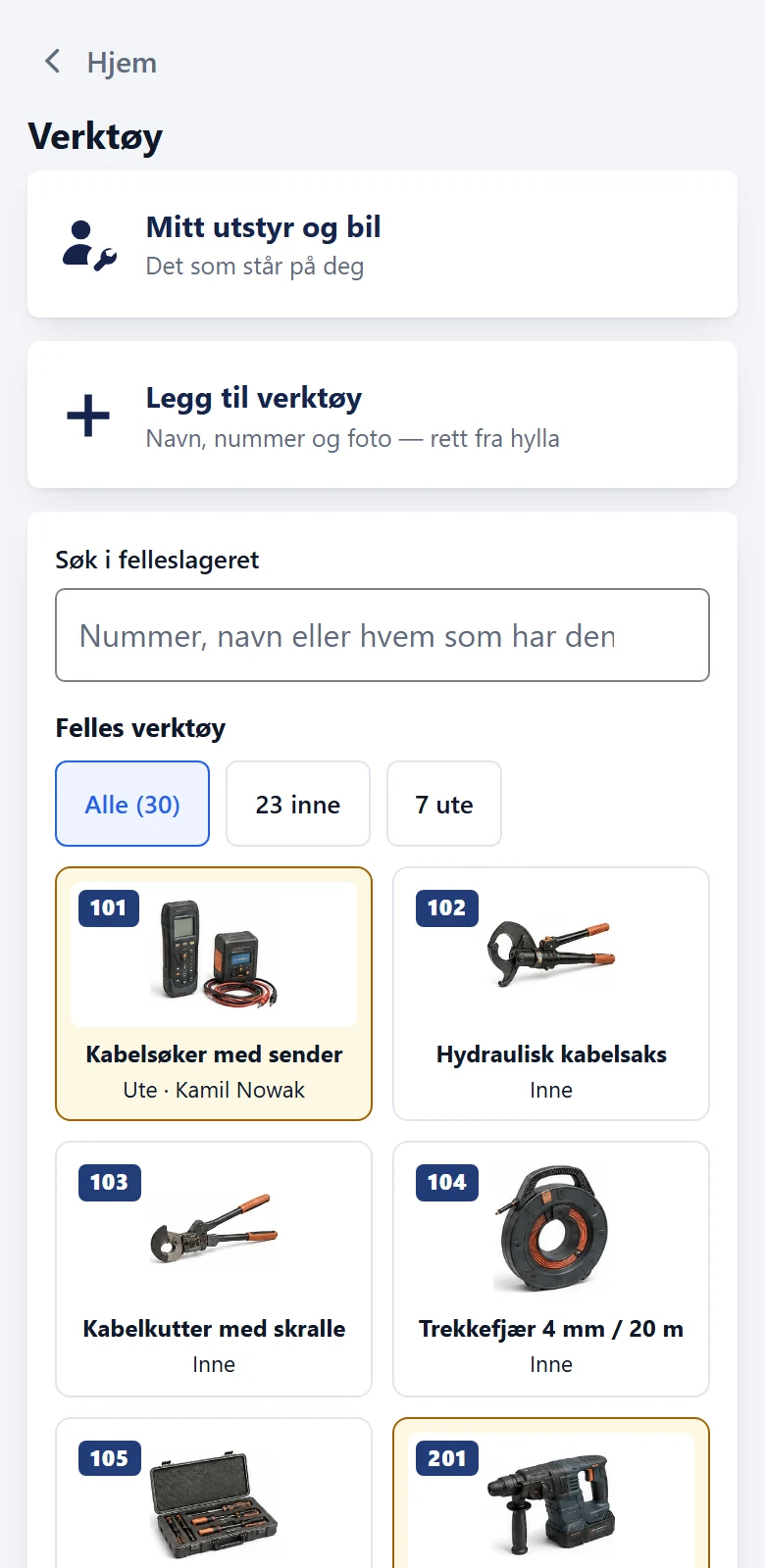 Felleslageret i appen med demodata: søkefeltet og galleriet «På lageret» med nummer, navn og status per verktøy — hvem som har hva, ute som inne