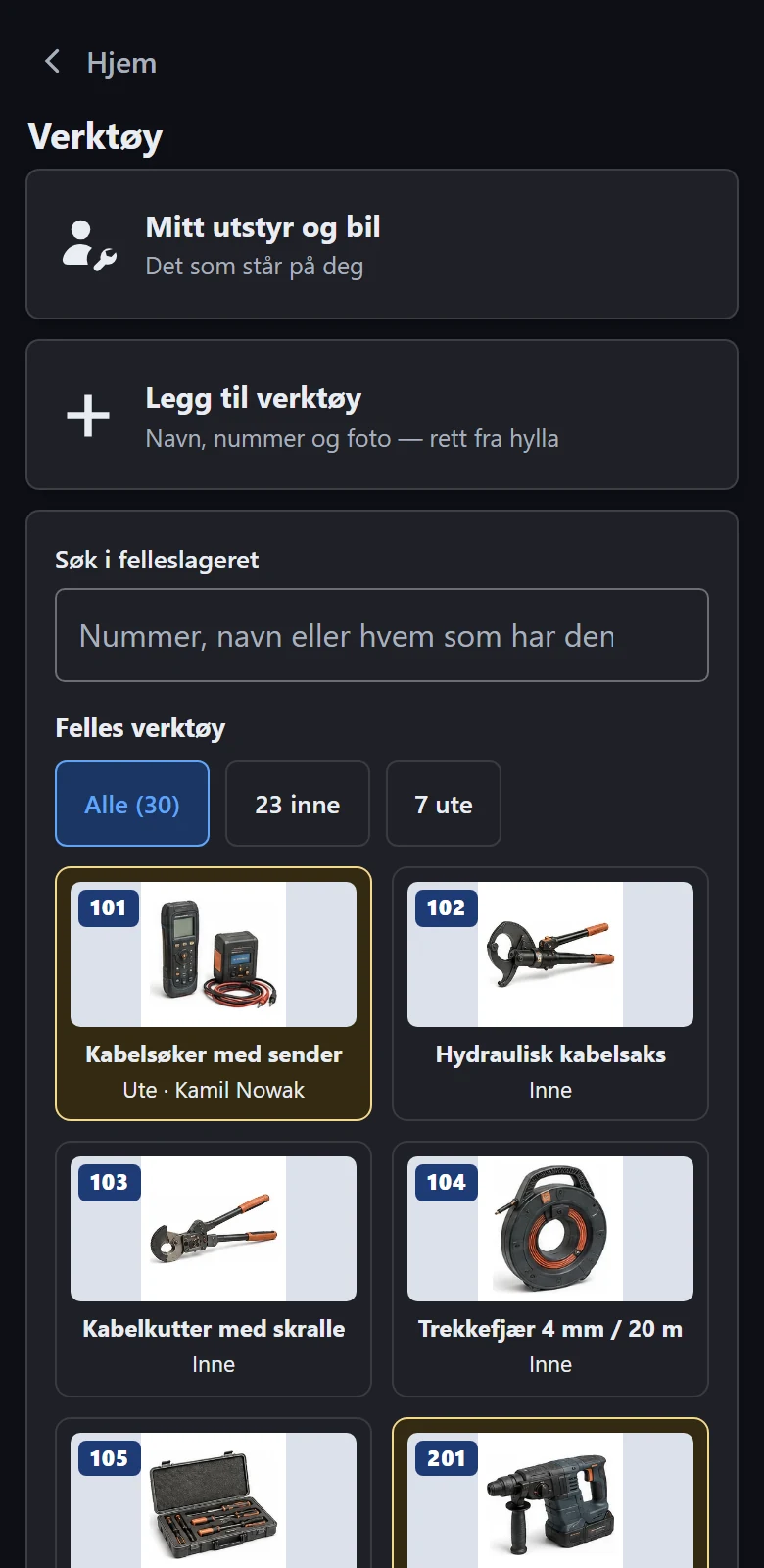 Felleslageret i appen med demodata: søkefeltet og galleriet «På lageret» med nummer, navn og status per verktøy — hvem som har hva, ute som inne