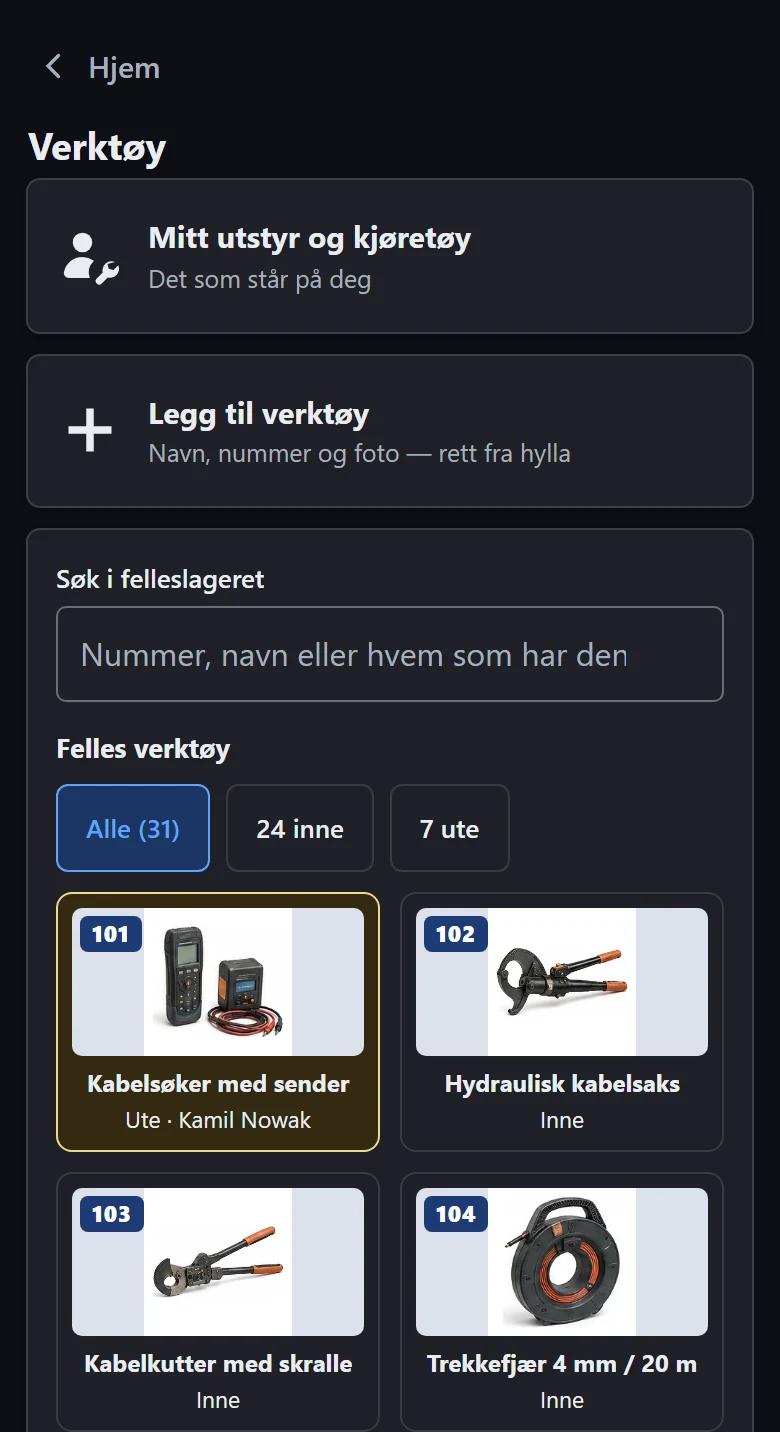 Felleslageret i appen med demodata: søkefeltet og galleriet «På lageret» med nummer, navn og status per verktøy — hvem som har hva, ute som inne